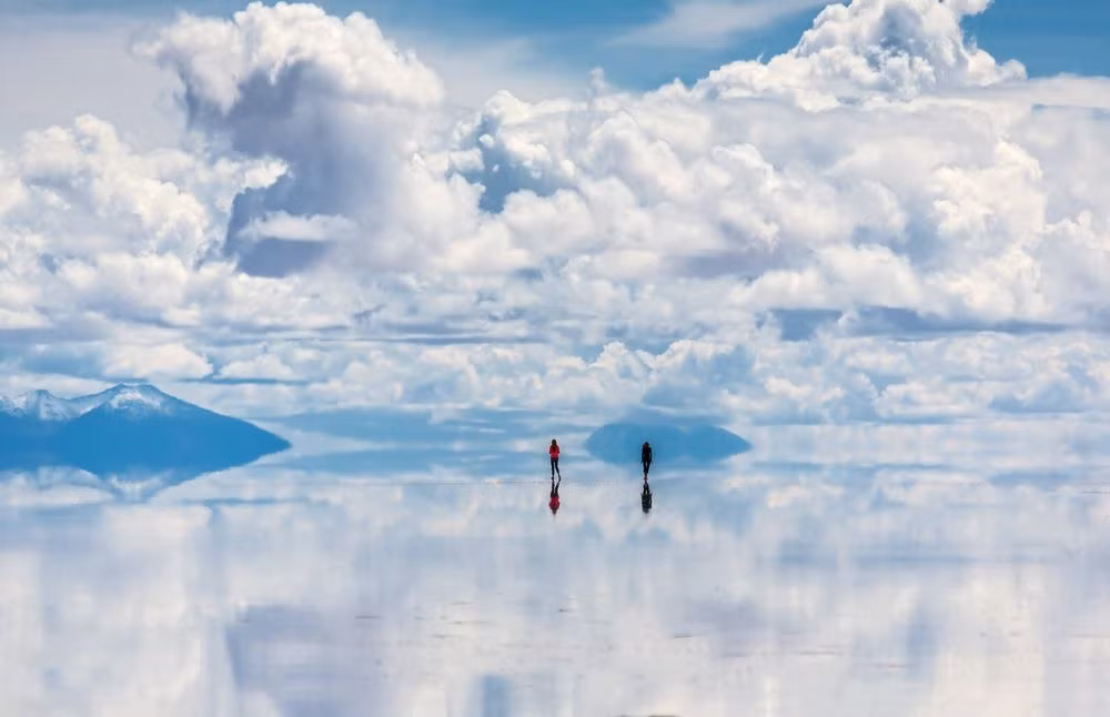 Cánh đồng muối Salar de Uyuni ở Bolivia được xem là "chiếc gương soi vĩ đại nhất thế giới" khi thiên nhiên hùng vĩ đều được phản chiếu một cách rõ nét.