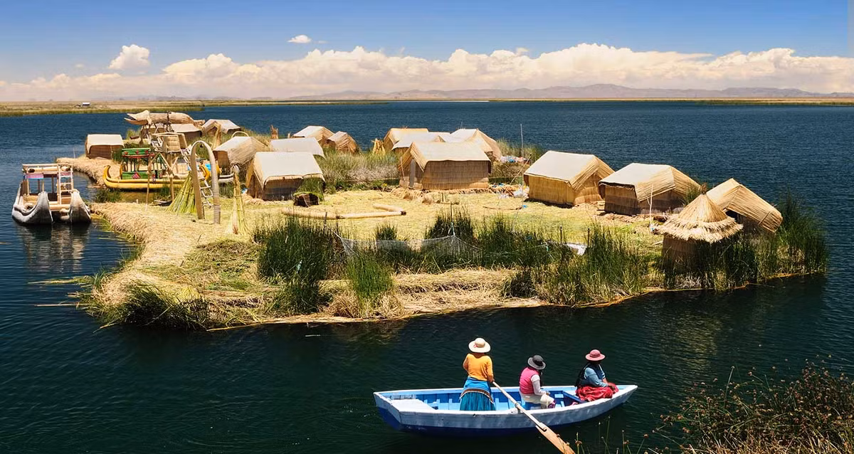 Hồ Titicaca gồm 41 hòn đảo với các kích thước khác nhau. Nhiều dân cư sinh sống trên những hòn đảo này.