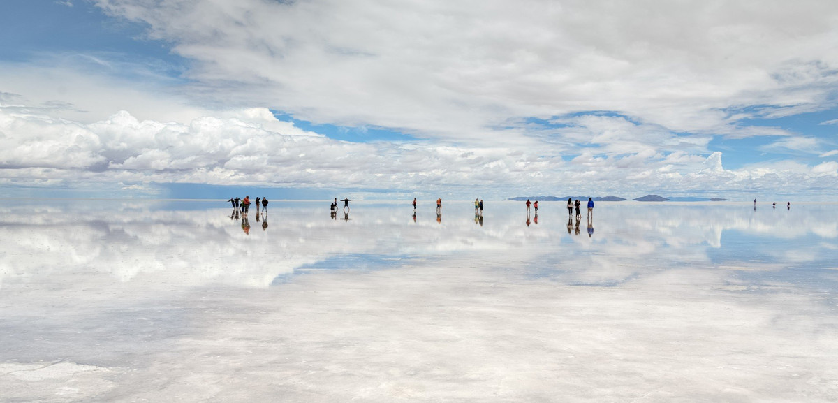 Nằm ở độ cao 3.656m so với mặt nước biển, cánh đồng muối Salar de Uyuni rộng 10.582 km và phẳng một cách hoàn hảo đến khó tin.