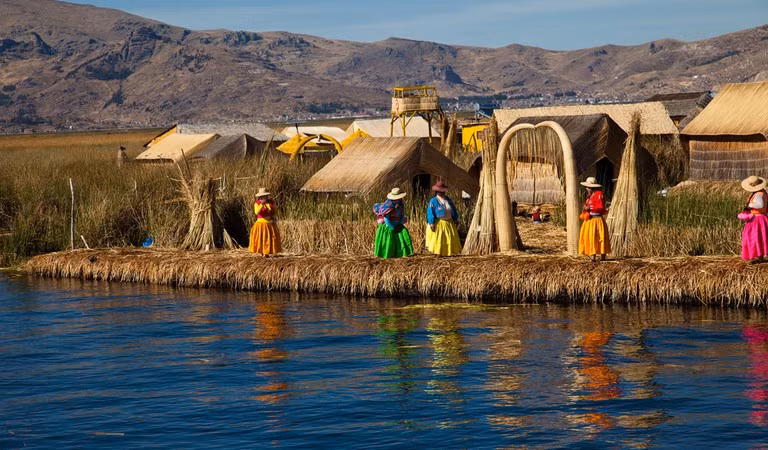 Các nhà khảo cổ cũng tìm thấy nhiều di tích quan trọng của nền văn minh Inca trên một số đảo thuộc hồ Titicaca.