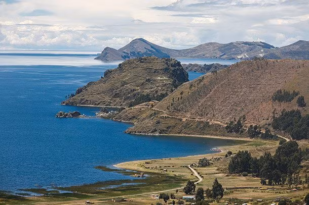 Hồ Titicaca nằm trên biên giới của hai quốc Bolivia và Peru. Do nằm trên dãy núi Andes ở độ cao 3.812m so với mực nước biển, Titicaca trở thành hồ nước nằm ở độ cao cao nhất thế giới.