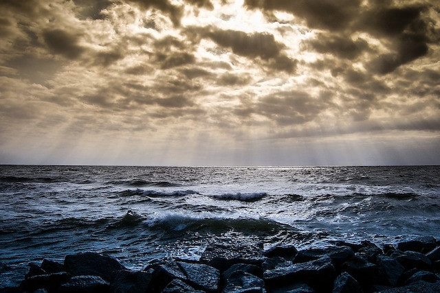 Trong số những giả thuyết về nơi sinh sống của người ngoài hành tinh, đáng chú ý là việc một số người hoài nghi người ngoài trái đất sống trong căn cứ bí mật dưới đáy biển.