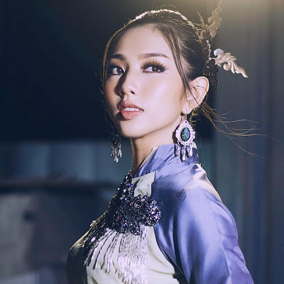 Không hẳn được chú ý ngay từ đầu tại Hoa hậu Việt Nam 2018 nhưng Nguyễn Thúc Thùy Tiên là cô gái được khen ngợi tại nhiều vòng thi phụ như Người đẹp Thời trang (vào Top 3) và Người đẹp Nhân ái. Với việc chiến thắng Người đẹp Nhân ái, cô có một suất trong Top 5 đêm chung kết. Trước đó, vẻ đẹp sắc sảo, cá tính với điểm nhấn là cặp mắt sắc cũng giúp Thùy Tiên được nhớ đến.