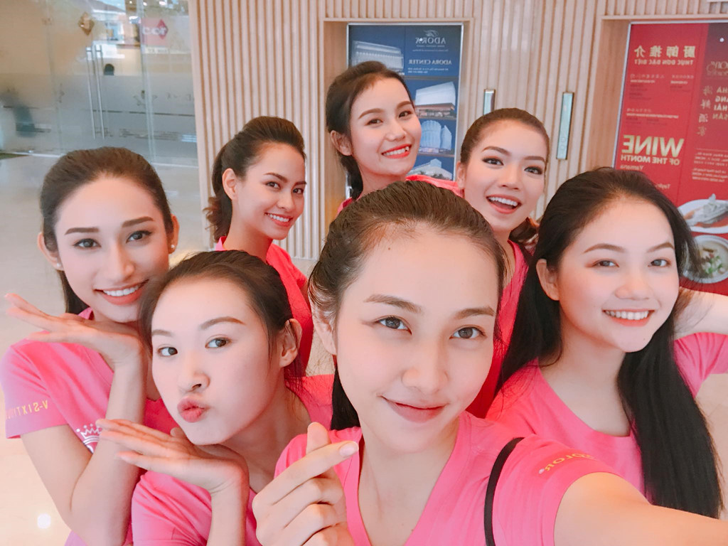 Thùy Tiên vui vẻ chụp selfie với các thí sinh Hoa hậu Việt Nam năm nay. Các cô gái đã có hơn 2 tháng sống cùng nhau, luyện tập để vừa là bạn, vừa là đối thủ trong cuộc thi.