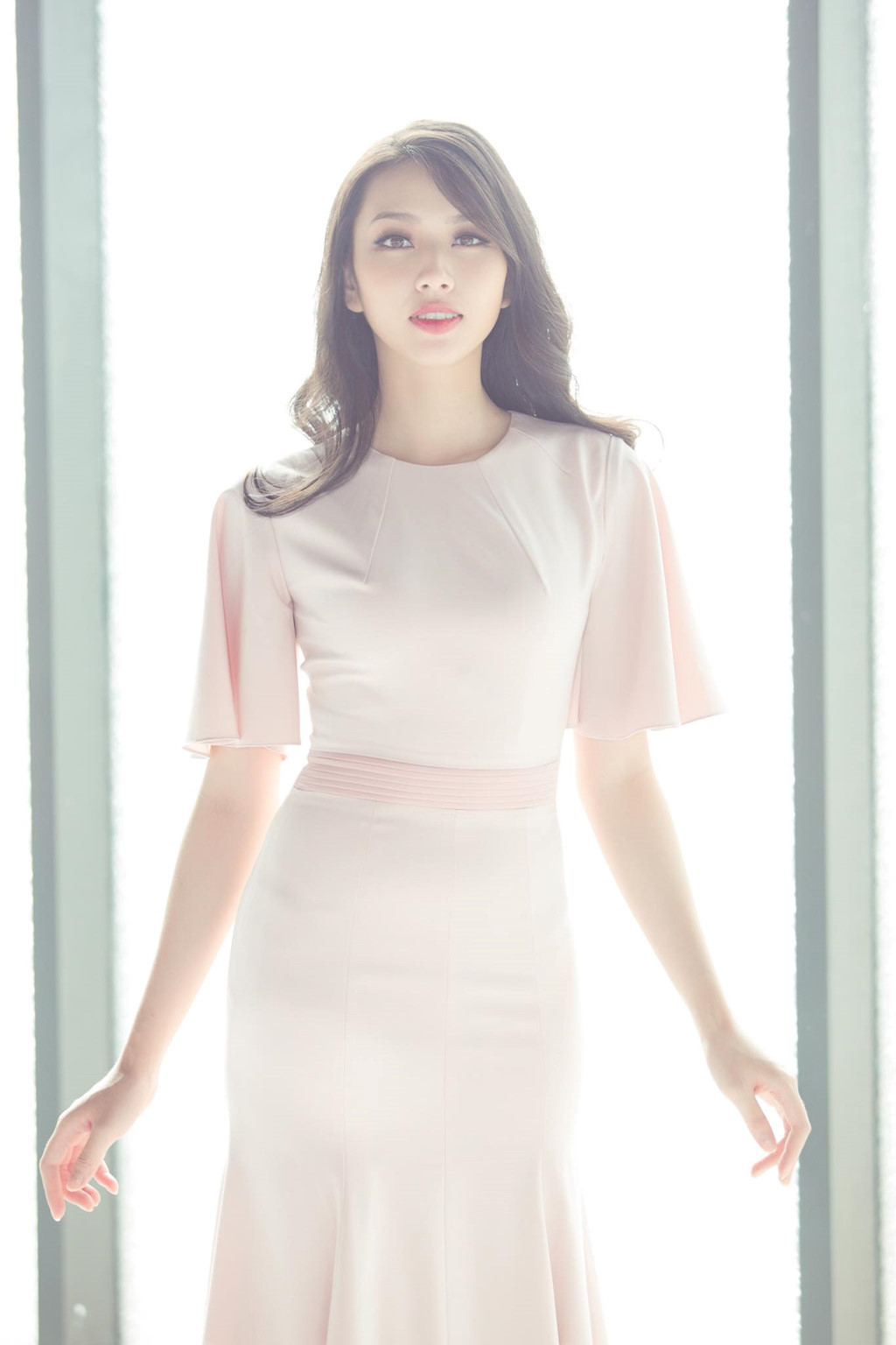 Trong loạt ảnh mới này, Thùy Tiên có vẻ đẹp mong manh, khác với nét sắc sảo cô thường bộc lộ. Tạm biệt cuộc thi, Thùy Tiên trở về với việc học tập tại khoa Pháp văn, Đại học Khoa học Xã hội và Nhân văn TP.HCM. Trước đó, cô cũng tham gia hoạt động thiện nguyện của ban tổ chức trong vai trò Người đẹp Nhân ái.