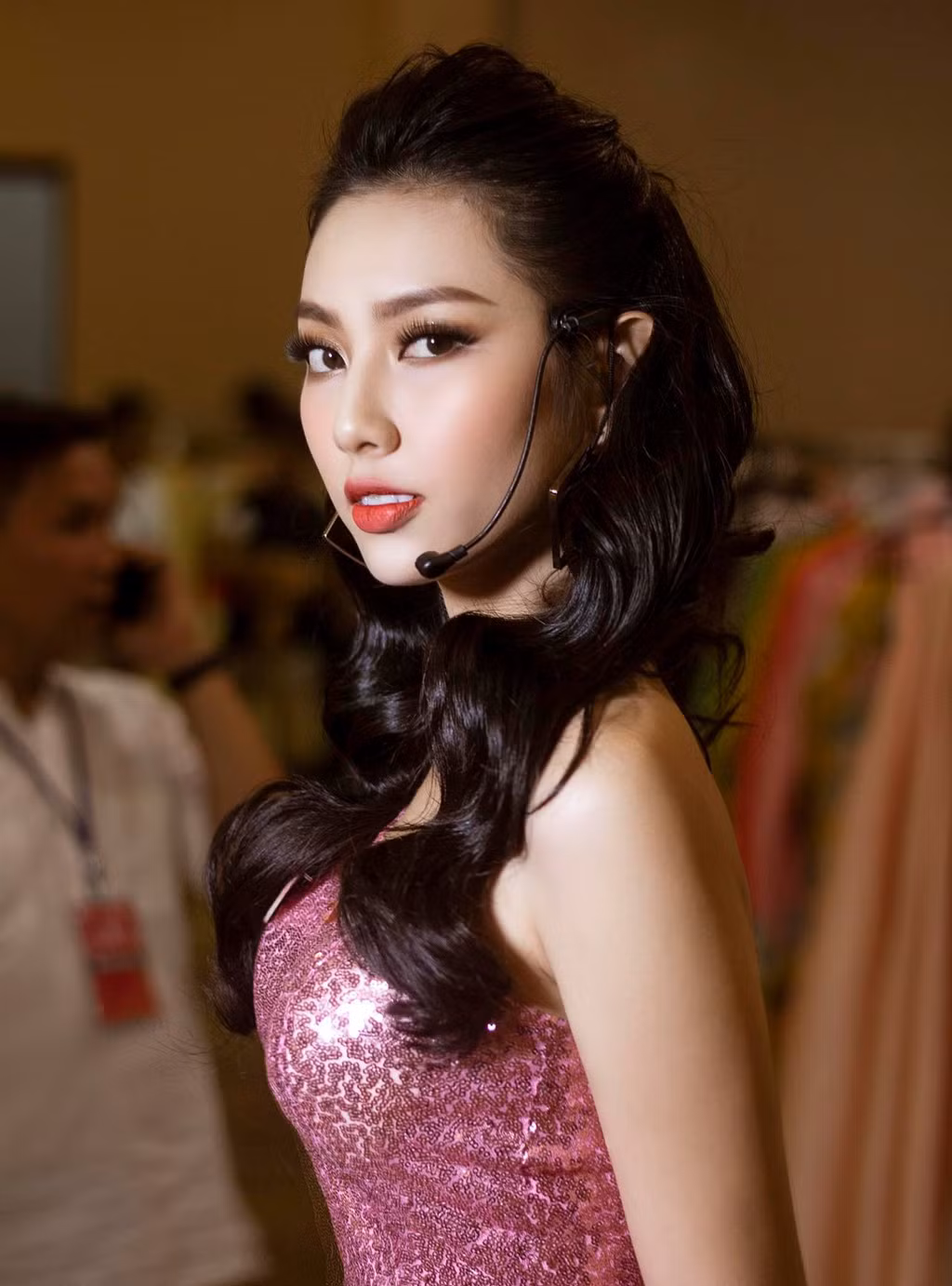 Nguyễn Thúc Thùy Tiên xinh đẹp trong hậu trường đêm chung kết Hoa hậu Việt Nam 16/9. Cô là một trong 3 thí sinh hát ca khúc mở màn, Cô gái tự tin (của Lưu Hương Giang), nên khá áp lực. Trong các phần thi sau đó, cái tên Nguyễn Thúc Thùy Tiên luôn tạo được ấn tượng với khán giả. Kết quả là, với danh hiệu Người đẹp Nhân ái, cô vào đến Top 5, một kết quả tốt.