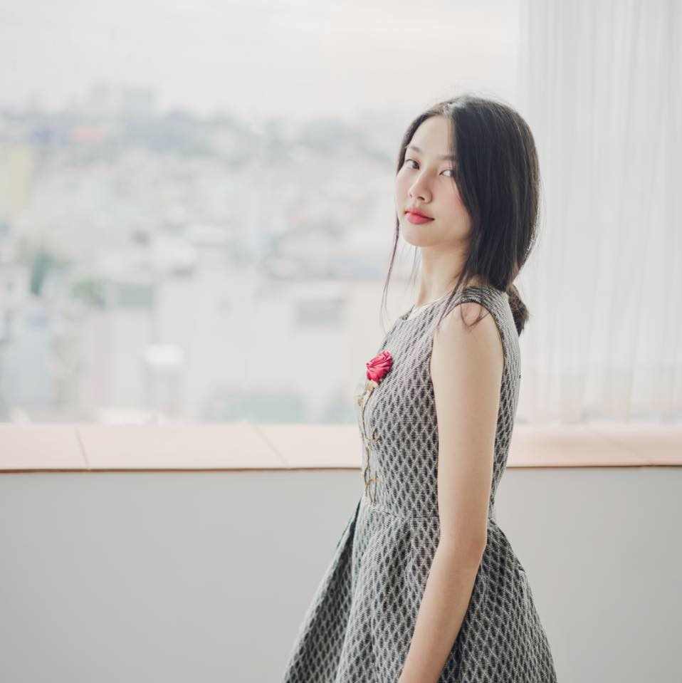 Một bức ảnh đời thường hiếm hoi của Thùy Tiên trên mạng xã hội. Với phong cách có phần trẻ con này, nhan sắc của cô chưa được thể hiện đúng mức.