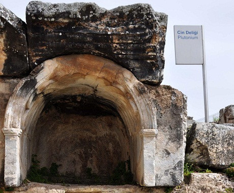 Các chuyên gia, nhà khoa học đã tìm được một số cột trụ khổng lồ và những bia đá nói về các thần cai quản âm phủ - thần Pluto (hay còn gọi Diêm vương). Xương của một số loài động vật hiến tế cũng được tìm thấy tại "cổng địa ngục".