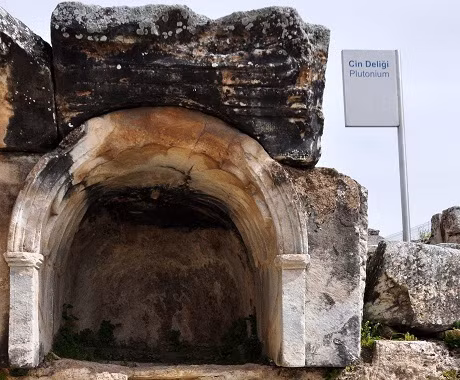 Các chuyên gia, nhà khoa học đã tìm được một số cột trụ khổng lồ và những bia đá nói về các thần cai quản âm phủ - thần Pluto (hay còn gọi Diêm vương). Xương của một số loài động vật hiến tế cũng được tìm thấy tại "cổng địa ngục".