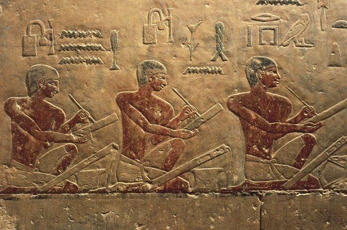 Trong đó, hoàng đế Vespasian cho người xây dựng các nhà vệ sinh công cộng để thu phí trong bối cảnh ngân khố trống rỗng do nội chiến kéo dài.