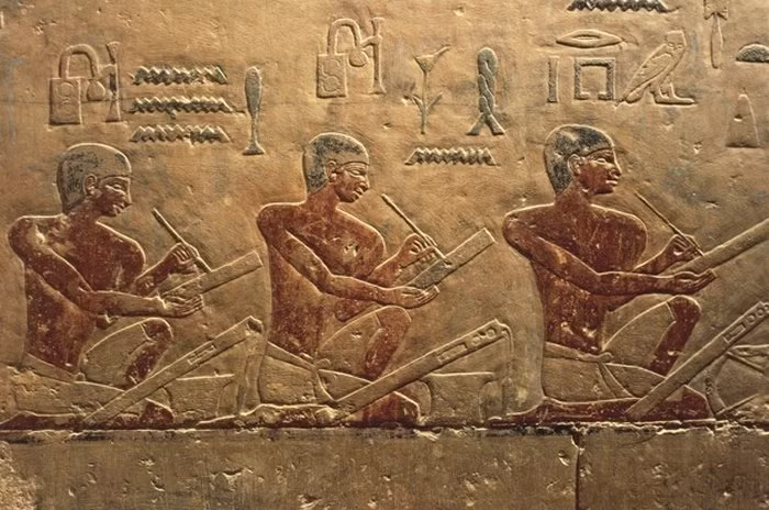 Trong đó, hoàng đế Vespasian cho người xây dựng các nhà vệ sinh công cộng để thu phí trong bối cảnh ngân khố trống rỗng do nội chiến kéo dài.