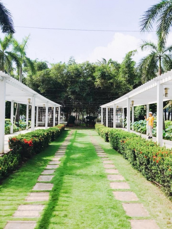 Ngoài ra, MC Đại Nghĩa cho biết: "Sân vườn ở dưới rộng mênh mông với hồ bơi, nơi vui chơi của trẻ em và rất nhiều cây xanh. Có những khúc quanh rất lãng mạn với hàng tre trúc, hàng cau kiểng, hồ sen kéo dài hai bên lối khi vừa bước xuống sân. Giàn hoa giấy ven hành lang sông và trên những chiếc ghế đá luôn nở rực rỡ vào những mùa nắng là điểm chụp hình lý tưởng của Nghĩa.