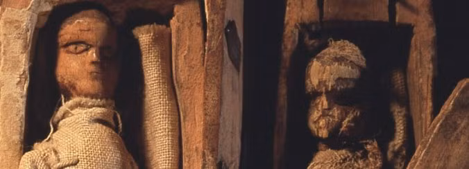 17 xác ướp trên gây chú ý khi chỉ dài khoảng 10 cm. Tuy nhiên, chúng không phải là xác ướp của con người mà là xác ướp của những hình nộm kỳ lạ. Mỗi hình nộm đều khoác lên người trang phục tỉ mỉ và cầu kỳ giống như người thật.