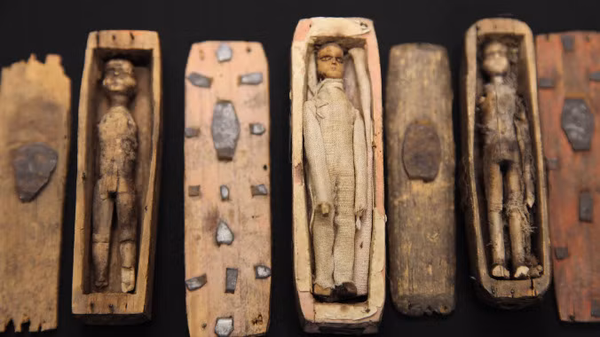 Bảo tàng quốc gia Scotland hiện lưu giữ và trưng bày 8 xác ướp siêu nhỏ được đặt trong những cỗ quan tài tí hon.