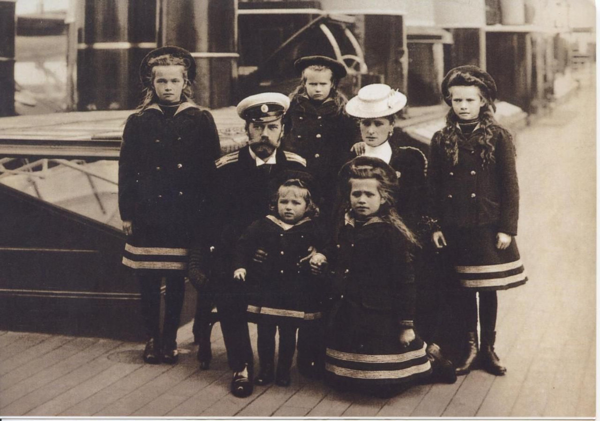 Đến ngày 17/7/1918, gia đình Sa hoàng Nicholas II được đưa xuống tầng hầm và bị bắn chết. Thi thể của họ được chôn chung trong một chiếc hố. Phải đến năm 1979, hài cốt của các thành viên trong gia đình Sa hoàng Nicholas II mới được tìm thấy.