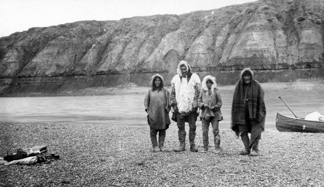 Vào một đêm mùa Đông năm 1930, khoảng 2.000 người Inuit sống tại ngôi làng ven hồ Anjikuni ở hạt Kivalliq, bang Nunavut, Canada đột nhiên mất tích bí ẩn.
