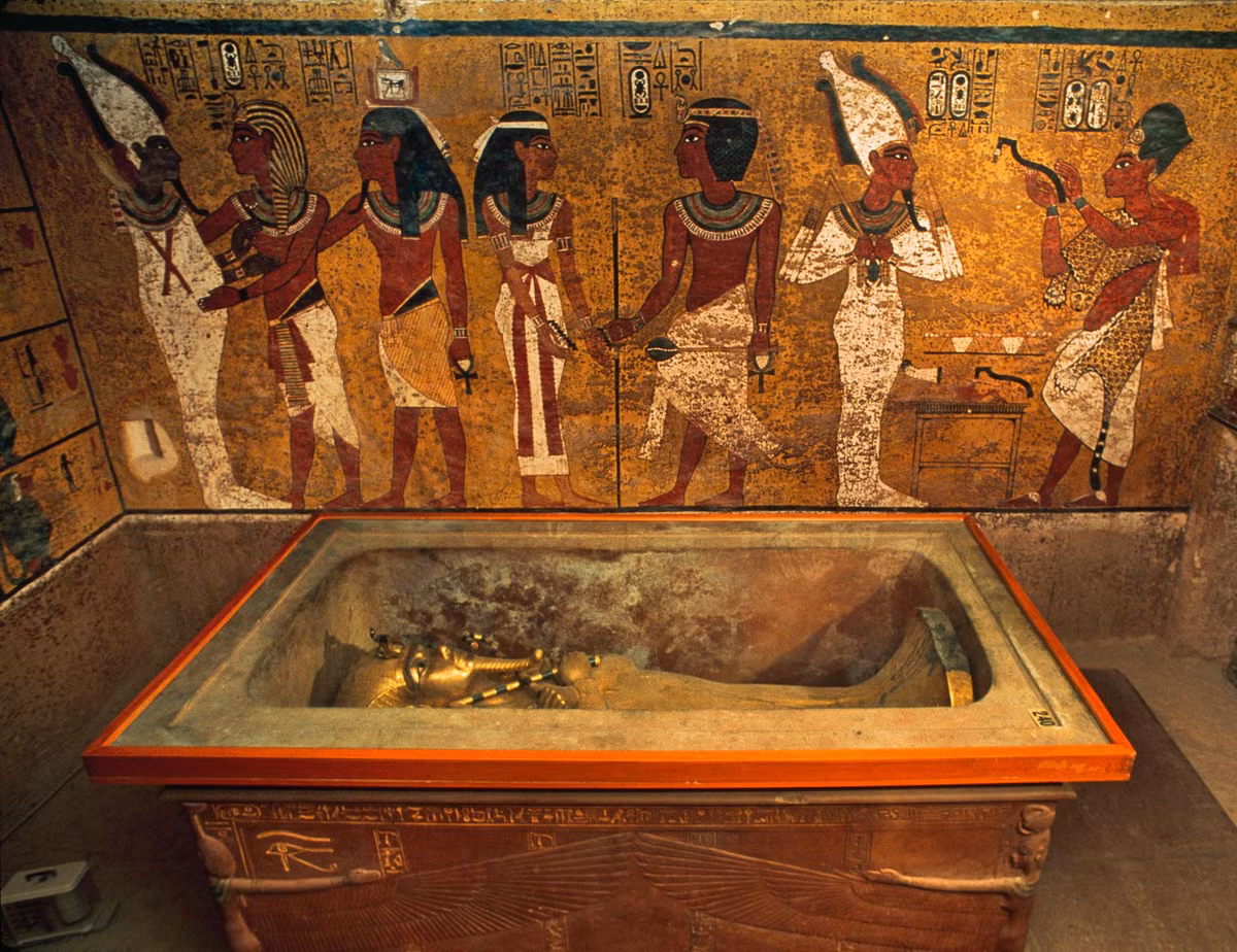 Các chuyên gia đã tìm được xác ướp vị vua huyền thoại của Ai Cập cùng hàng ngàn đồ mai táng cực giá trị. Những phát hiện này giúp các chuyên gia tìm hiểu cuộc sống của pharaoh Tutankhamun như có diện mạo như thế nào, nguyên nhân cái chết hay được ướp xác ra sao...