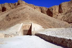 Các chuyên gia cho hay có hơn 60 lăng mộ nằm trong Thung lũng các vị vua. Mỗi lăng mộ có quy mô lớn nhỏ khác nhau. Trong đó, lăng mộ lớn nhất được các chuyên gia, nhà khảo cổ phát hiện có tới 120 phòng.