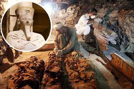 Mỗi lăng mộ đều được trang trí cầu kỳ, xa hoa. Bên cạnh xác ướp của chủ nhân lăng mộ, nhiều đồ tùy táng giá trị như vàng bạc châu báu, quần áo, cỗ xe ngựa... cũng được tìm thấy.