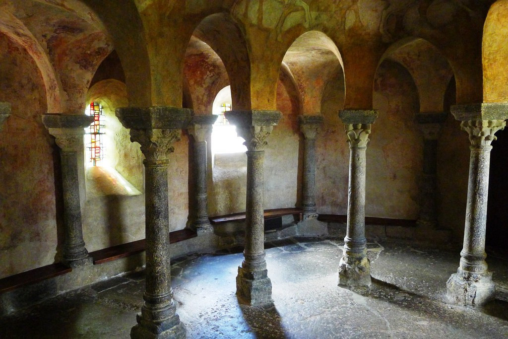 Một số bức tường bên trong nhà nguyện St Michel d’Aiguilhe là những kiệt tác tranh tường mô tả thiên đường, địa ngục, 12 tông đồ của Chúa Jesus.