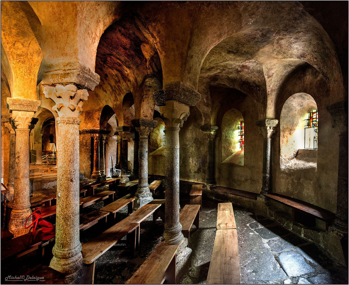 Nhà nguyện St Michel d’Aiguilhe gây ấn tượng với du khách bởi những cửa kính màu cùng nhiều mái vòm cổ xưa.