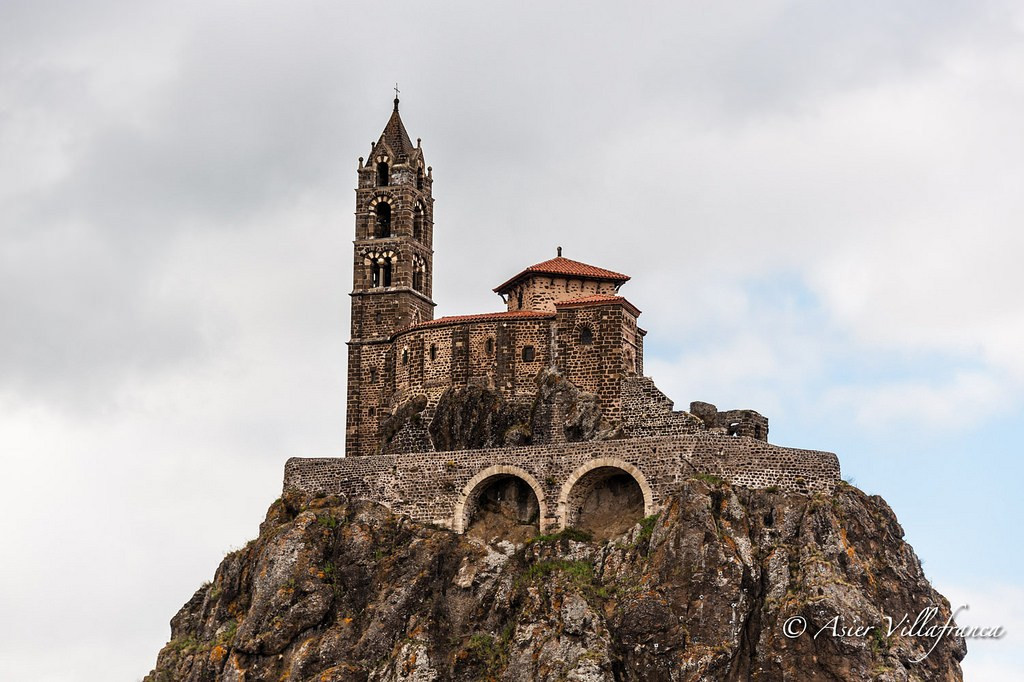 Nhà nguyện St Michel d’Aiguilhe gây chú ý với nhiều bức bích họa cổ kính tuyệt đẹp.