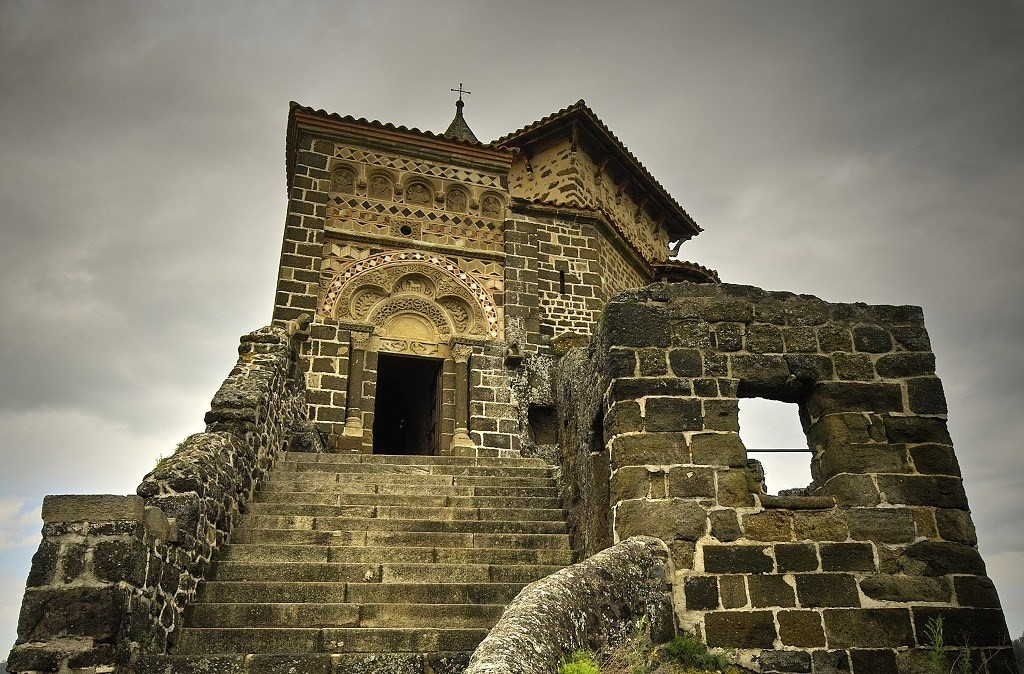 Trong số này, một số bức bích họa mô tả hình ảnh của các giám mục và thiên thần.