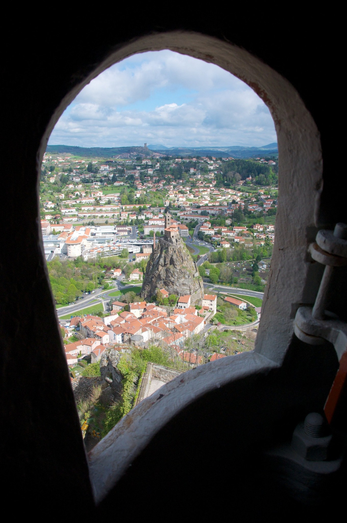 Do vậy, nhiều người đến nhà nguyện St Michel d’Aiguilhe để thiền định, cầu nguyện và suy ngẫm về cuộc sống.