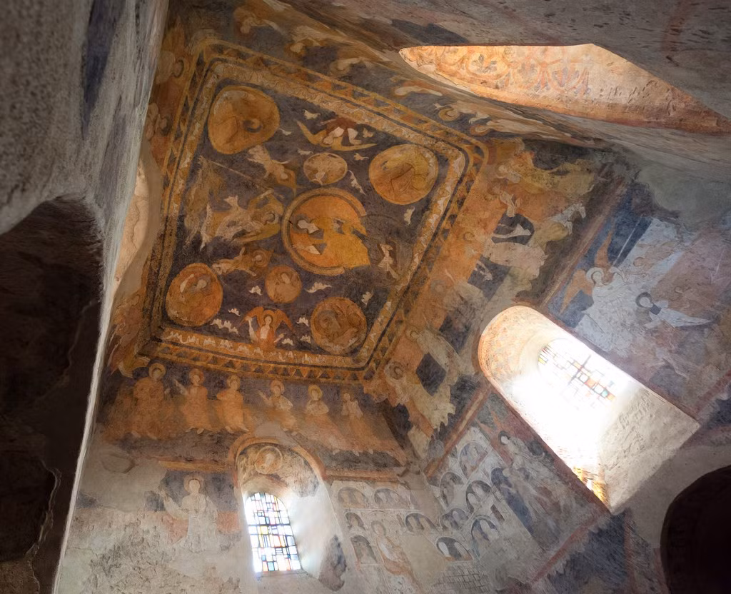 Khi vào bên trong nhà nguyện, mọi người sẽ cảm nhận được không khí thanh bình, yên tĩnh.