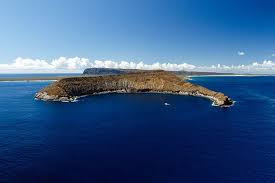 Chỉ có quan chức chính phủ có thể đặt chân đến hòn đảo. Người thân của chủ sở hữu đảo chỉ được phép lên đảo khi nhận được sự cho phép.