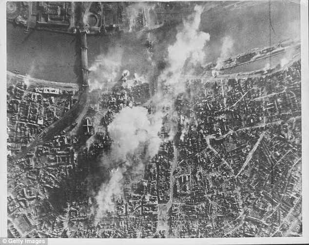 Nhung vu nem bom trong The chien 2 huy diet khung khiep the nao?