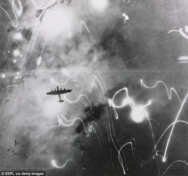 Mới đây, các nhà nghiên cứu tiết lộ những cuộc ném bom của quân đồng minh rất mạnh. Cụ thể, những vụ ném bom tạo ra sóng xung kích xuyên qua bầu khí quyển của Trái đất đến tận cùng không gian.