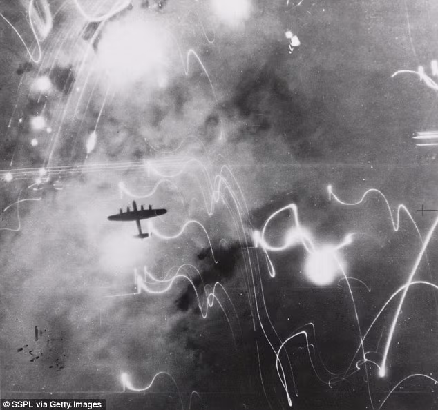 Mới đây, các nhà nghiên cứu tiết lộ những cuộc ném bom của quân đồng minh rất mạnh. Cụ thể, những vụ ném bom tạo ra sóng xung kích xuyên qua bầu khí quyển của Trái đất đến tận cùng không gian.