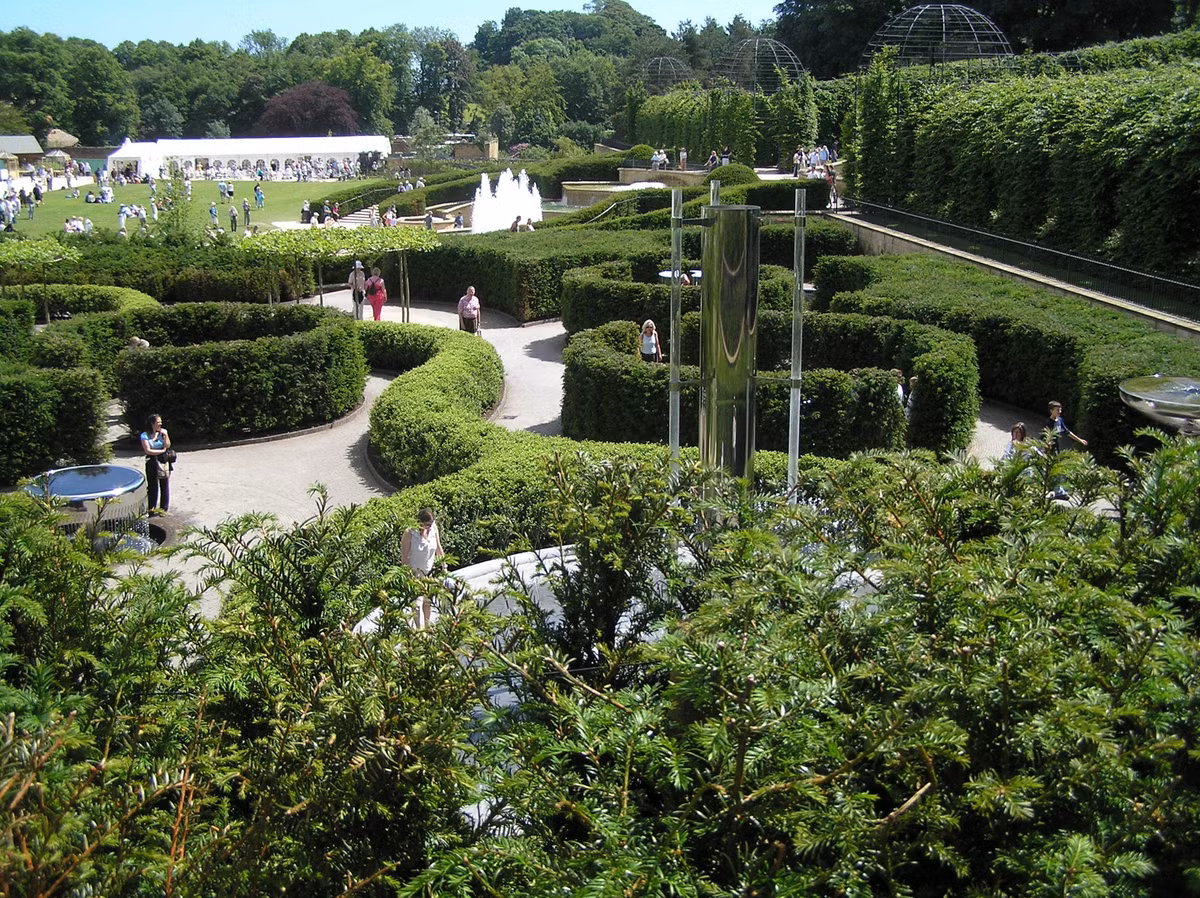 Để không xảy ra các tai nạn đáng tiếc, khi ghé thăm khu vườn này, du khách đều phải tuân thủ nghiêm quy định không ngửi hoặc không chạm vào bất kỳ loài cây nào mọc trong khu vườn của lâu đài Alnwick. Mời độc giả xem video: Sự thật về tiên đoán trái đất ngày tận thế 29/7 (nguồn: VTC14).