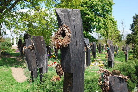 Cho đến nay, nguồn gốc của truyền thống chôn cất người chết trong ngôi mộ có đặt tấm bia mộ đặc biệt trên vẫn là bí ẩn đánh đố giới chuyên gia đi tìm câu trả lời suốt nhiều thế kỷ.