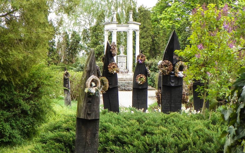 Mỗi tấm bia mộ làm từ gỗ sồi cao khoảng 1,5 - 2m. Điểm chung của tất cả ngôi mộ trong nghĩa địa của làng Szatmárcseke là bia mộ đều quay về hướng Tây.