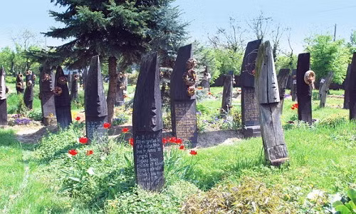 Ngôi làng nhỏ Szatmárcseke ở Hungary khiến nhiều người không khỏi tò mò bởi tồn tại một nghĩa trang kỳ lạ.
