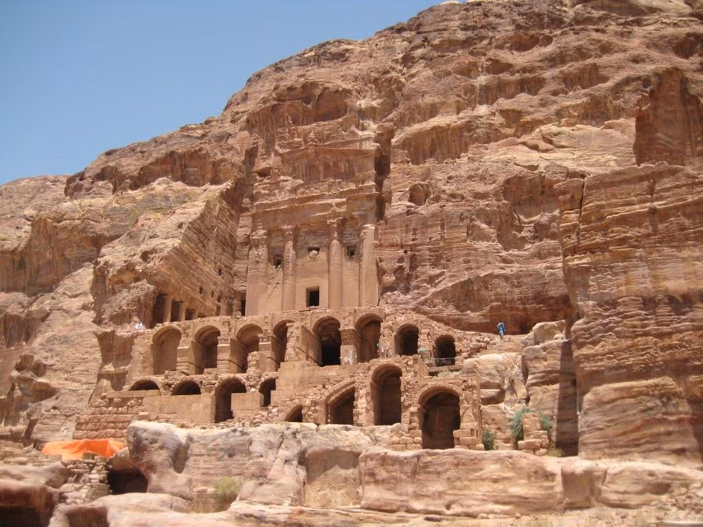 Khi tới thành phố Petra, du khách không khỏi ấn tượng với các công trình kỳ vĩ làm từ đá sa thạch màu hồng và được bao bọc trong núi đá.