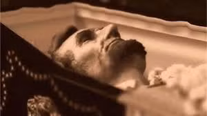 Trong giấc mơ ấy, ông chủ Nhà Trắng thường xuyên nghe thấy những tiếng động của đám tang từ căn phòng phía Tây tại Tòa Bạch Ốc.