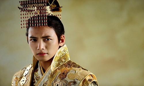 Hoang de du co 3000 my nu nhung tron doi chi yeu 1 nguoi dam say