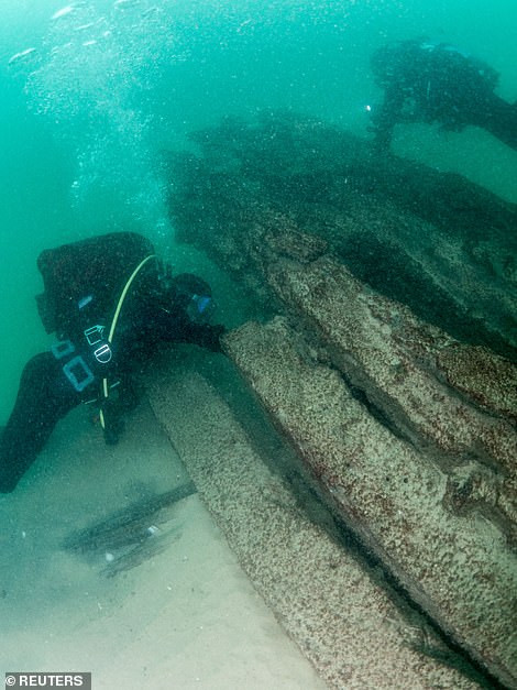Trên tàu đắm, các thợ lặn tìm được nhiều loại gia vị, trong đó có hạt tiêu, đồ gốm sứ thuộc các triều vua Trung Quốc cuối thế kỷ 16 - đầu thế kỷ 17.