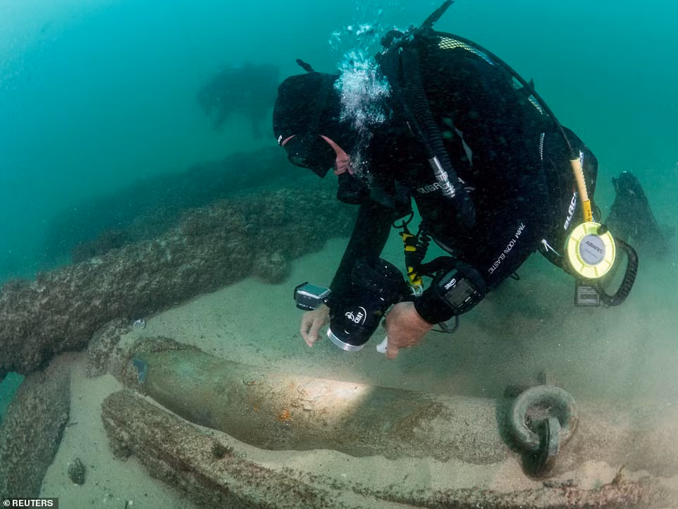 Một xác tàu đắm 400 tuổi được các nhà khảo cổ Bồ Đào Nha phát hiện ở ngoài khơi bờ biển gần thủ đô Lisbon.