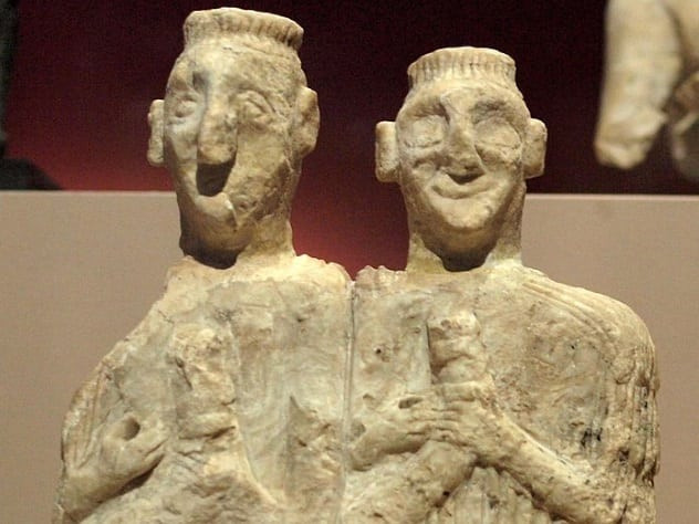 Cụ thể, phụ nữ Babylon được đưa đến một ngôi đền. Tại đây, họ sẽ có "quan hệ" với một người xa lạ. Người đàn ông trong mối quan hệ trên có thể là người giàu hay nghèo, trẻ hoặc già.