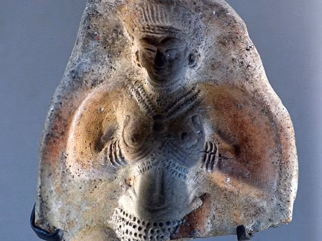 Người Babylon được quyền ly hôn nhưng nó có ràng buộc về lệ phí. Trong một số trường hợp, người chồng sẽ phải đem trả lại của hồi môn khi ly hôn vợ.