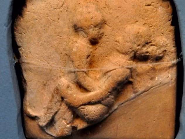 Mại dâm cũng diễn ra phổ biến ở Babylon. Thậm chí, người chồng có quyền để vợ và con gái "tiếp khách" miễn là được trả tiền.