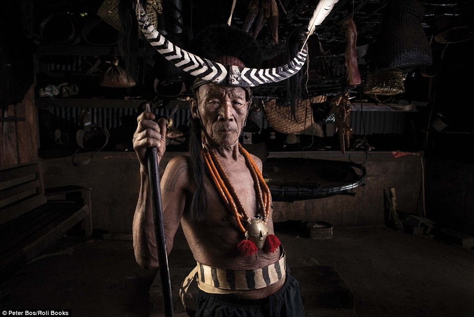 Người Konyak Naga nổi tiếng với tập tục săn đầu người rùng rợn. Tập tục này diễn ra trong suốt nhiều thế kỷ trước khi nó bị cấm vào những năm 1940.