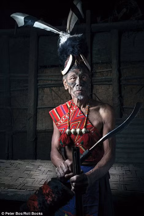 Bộ tộc Konyak còn gây chú ý khi đeo những trang sức đặc biệt trên người làm từ xương và sừng của những động vật mà họ săn bắt và giết chết.