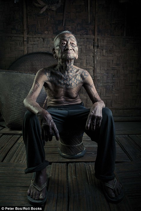 Theo tập tục của người Konyak Naga, giết kẻ thù và đem đầu của họ về được coi là nghi thức trưởng thành đối với nam giới trong bộ tộc.