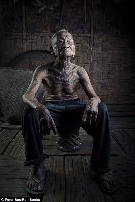 Theo tập tục của người Konyak Naga, giết kẻ thù và đem đầu của họ về được coi là nghi thức trưởng thành đối với nam giới trong bộ tộc.