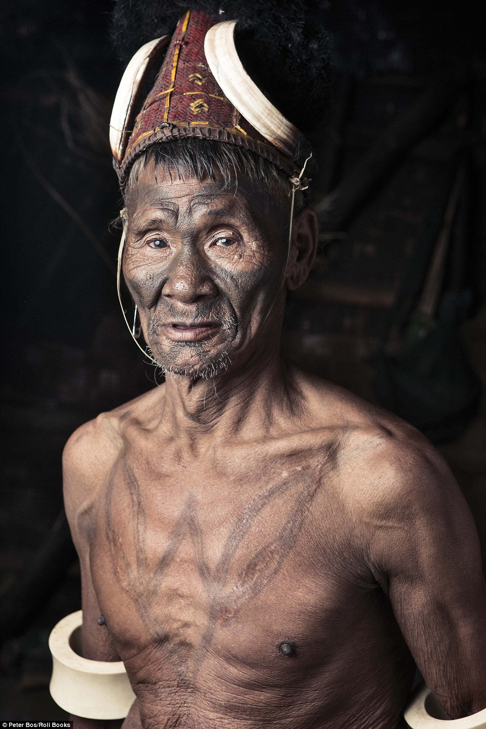 Chính vì vậy, các chiến binh bộ lạc Konyak còn được gọi là “những kẻ săn đầu người có khuôn mặt hình xăm” để ám chỉ tập tục trên.